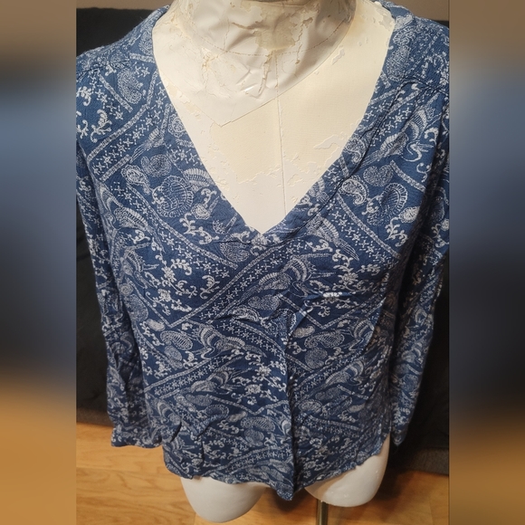 Women's H&M size 10 lightweight blue and white V-neck blouse. - Picture 5 of 7